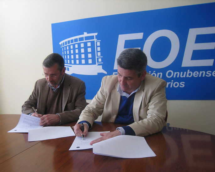 Los presidentes de la APH y Asercom firmando el convenio.